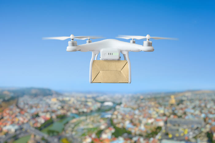 Drohne mit Paket im Flug