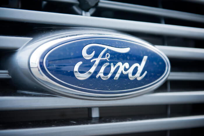 Ford-Logo auf Auto